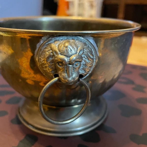 Vintage brass bowl with Lion accents - Picture 2 of 5
